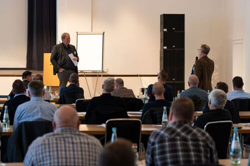 Referenten und Teilnehmer im Dialog. Foto: Hannes Ortlieb/AnschlussBahnProfis 